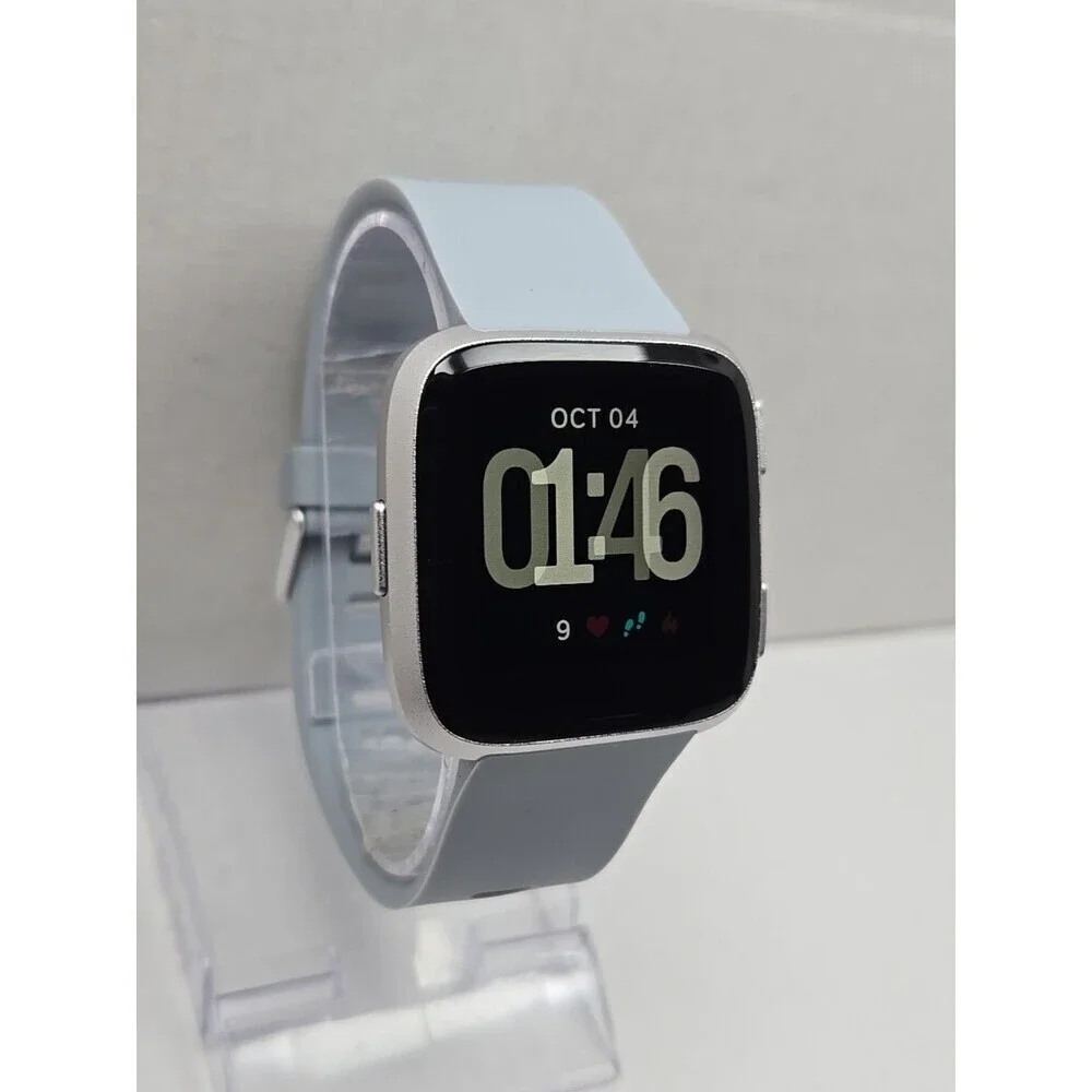 Fitbit Versa FB504 Smartwatch Fitness Heart Rate Bluetooth Activity W/ Charger - Picture 3 of 11
